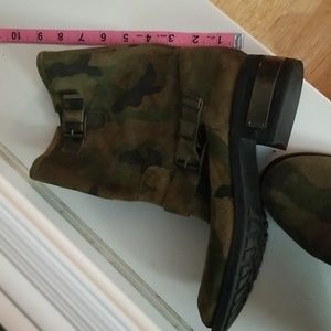 Fun booties Vince Camuto camo suede size 8.5